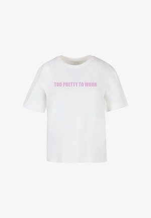 Valge lühikeste varrukatega T-särk, millel on ümmargune kaelus ja tekst "TROOPILISELT ILUS TÖÖD TEHA" heleses roosas värvitoonis rinna piirkonnas. Pehme puuvillane materjal.