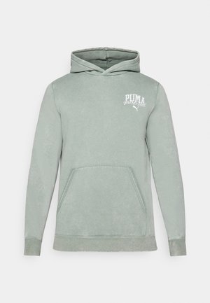 Jasnozielona hoodie z miękkiego materiału, z kieszenią typu kangur, kapturem na sznurki i białym logo PUMA na klatce piersiowej.