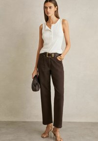 Reiss REGULAR FIT - SELIN MID-RISE - Tiesaus kirpimo džinsai - chocolate