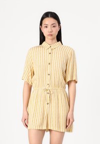 Combi-short à rayures jaunes, avec un col, des manches courtes, une fermeture à boutons sur le devant, une taille élastique et une texture de tissu douce.