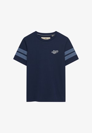 Navyblauwe katoenen t-shirt met korte mouwen, een ronde hals, lichtblauwe gestreepte accenten op de mouwen en een klein logo op de borst.