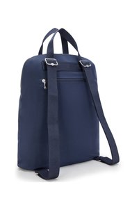 Mochila azul marino fabricada con un tejido duradero, que cuenta con un cierre de cremallera, correas ajustables y un bolsillo frontal con detalle de cremallera.
