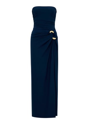 Tmavomodré večerné šaty bez ramienok s naškrobeným živôtikom a bočným záhybom zhromaždeným zlatou okrúhlou sponou.