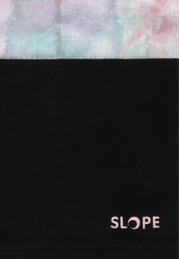 Svart fleecefilt med en texturerad topp i pastellfärger, med en rosa "SLOPE"-logotyp i nedre högra hörnet.