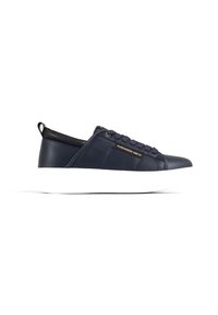 Sneaker in pelle blu navy con suola in gomma bianca, caratterizzato da una punta rotonda, lacci, accentuazione del logo color cammello e una linguetta sul tallone di colore nero a contrasto.