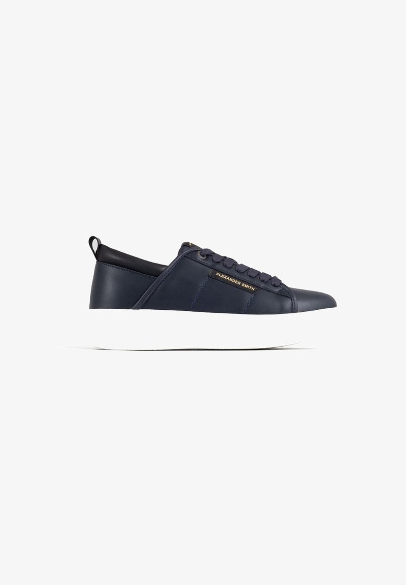 Sneaker in pelle blu navy con suola in gomma bianca, caratterizzato da una punta rotonda, lacci, accentuazione del logo color cammello e una linguetta sul tallone di colore nero a contrasto.