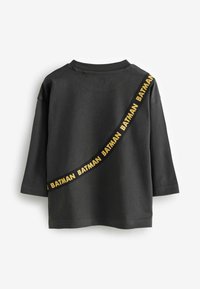 Grau Baumwoll-T-Shirt mit Rundhalsausschnitt und langen Ärmeln, verziert mit einem gelben "BATMAN"-Druckband, das schräg über den Rücken läuft.
