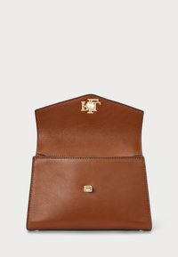 Brun läder-handväska med ett triangulärt lock, prydd med detaljer i guldton och en liten fyrkantig lås. Slät textur, rena linjer, inga mönster.