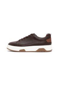 Zapatilla de cuero marrón oscuro con superficie texturizada, cierre con cordones, suela gruesa blanca con dibujo marrón y acento en el talón en color marrón claro.