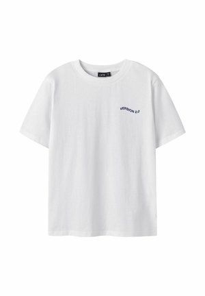 T-shirt blanc à manches courtes avec col rond et petit texte noir "VERSION 2.0" sur la poitrine gauche.