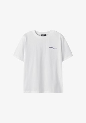 Witte T-shirt met korte mouwen en ronde hals, met kleine zwarte tekst "VERSIE 2.0" op de linkerborst.