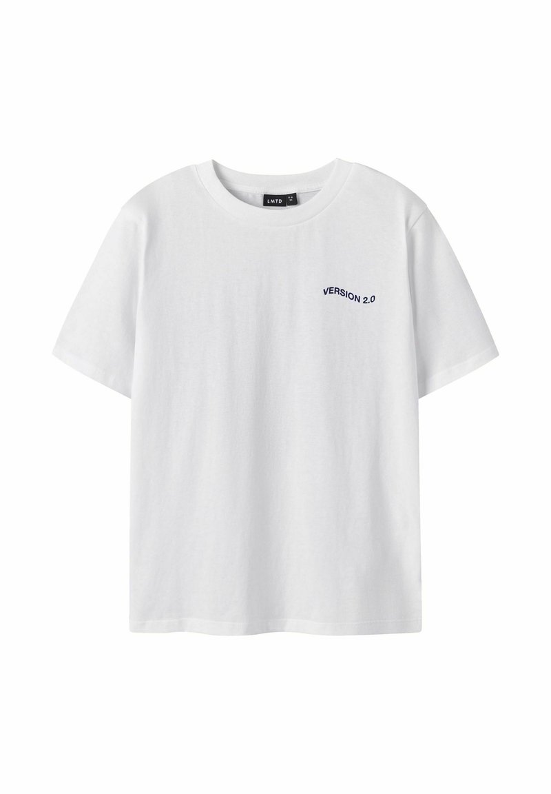 T-shirt blanc à manches courtes avec col rond et petit texte noir "VERSION 2.0" sur la poitrine gauche.