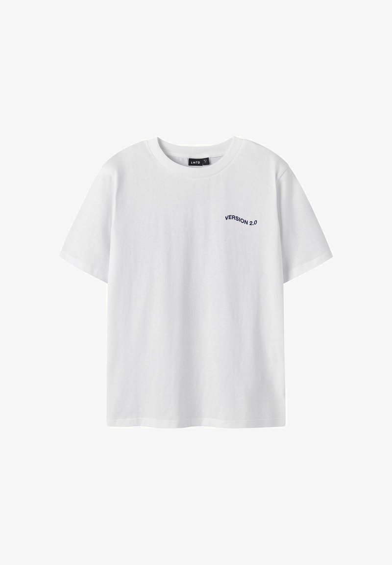 Weißes T-Shirt mit kurzen Ärmeln und Rundhalsausschnitt sowie kleinen schwarzen Text "VERSION 2.0" auf der linken Brust.