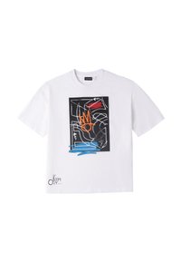 Camiseta de algodón blanca con un diseño gráfico central en negro, naranja y azul, que presenta formas abstractas y el texto "Prohibido el paso."