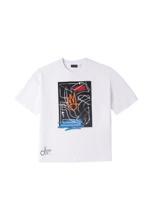 Camiseta de algodón blanca con un diseño gráfico central en negro, naranja y azul, que presenta formas abstractas y el texto "Prohibido el paso."