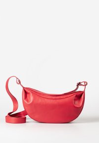 Rote Leder-Schultertasche mit einer geschwungenen Form, flachem oberen Teil und einem langen, verstellbaren Trageriemen. Glatte Textur mit minimalen Nähdetails.