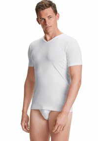 T-shirt blanc à manches courtes fabriqué en tissu lisse et extensible, avec un col en V, une coupe ajustée et un minimum de détails.