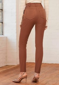 Next TAILORED - Nadrágok - rust brown