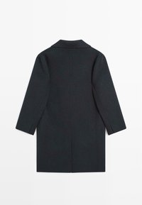 Cappotto di lana nero con colletto a punte, maniche di lunghezza media e silhouette dritta. Presenta un design pulito e minimalista senza decorazioni.