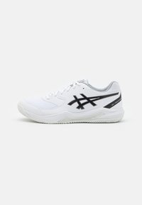 Zapatilla deportiva blanca con logo negro en el lateral, cordones blancos, forro interior gris, suela texturizada y parte superior de malla para transpirabilidad.