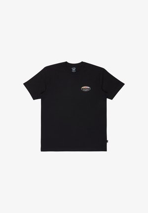 Melnas kokvilnas T-krekls ar īsām piedurknēm, apaļu kaklu, ar nelielu daudzkrāsainu logotipu kreisajā krūšu daļā. Standarta pielāgojums.