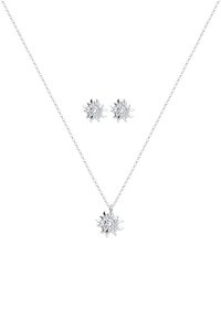 Silbernes Schmuckset mit einer Kettenhalskette, die einen Schneeflockenanhänger und passende Steckerohrringe umfasst, beide mit filigranen Details.