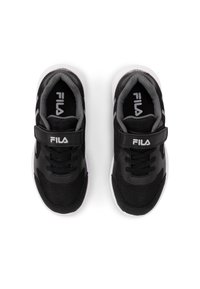 Scarpe atletiche nere con tomaia in rete, dettagli grigi e suola in gomma bianca. Presentano una chiusura con strap in velcro e lacci per la regolazione.