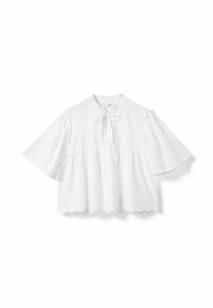 Witte losse blouse met korte uitlopende mouwen, gezoomd met een geschulpte rand, een hoge gerimpelde kraag en een strikdetail aan de voorkant.