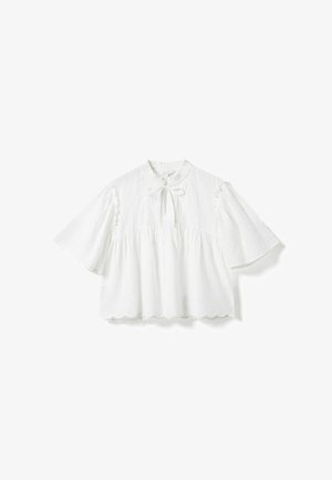 Witte losse blouse met korte uitlopende mouwen, gezoomd met een geschulpte rand, een hoge gerimpelde kraag en een strikdetail aan de voorkant.