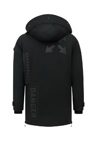 Zwarte parka met capuchon, voorzien van reflecterende pijlen en tekst "GEVAAR". Gladde stoftextuur met ritssluitingen aan de manchetten en een rechte zoom.