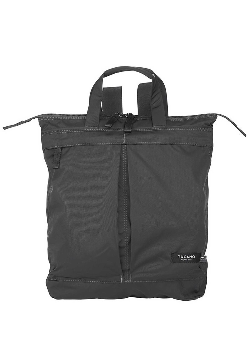 Borsa tote nera in nylon con doppi manici superiori, chiusura con zip e dettaglio cucitura anteriore; presenta un'etichetta con logo sul lato destro inferiore.