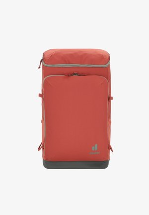 Roter Stoffrucksack mit strukturierter Oberfläche, oberem Reißverschluss, grauen Akzenten, Seitentaschen und einem robusten schwarzen Boden. Logo auf der Vorderseite angezeigt.