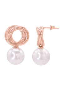 Boucles d'oreilles en or rose avec un design en fil tressé et une goutte de perle blanche brillante, mettant en valeur des textures lisses et un motif circulaire.