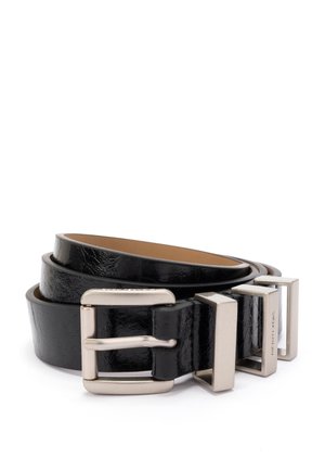 Snoet sort læderbælte med en sølv rektangulær spænde og to sølv bælge, placeret på en hvid baggrund.
