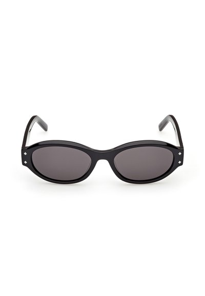 Czarne owalne okulary przeciwsłoneczne z ciemnymi przyciemnianymi soczewkami i małymi srebrnymi akcentami w kształcie diamentu na przednich narożnikach oprawek.