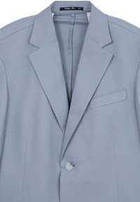 Helles blaues Herrenblazer mit Revers, einfacher weißer Knopfverschluss und einer Brusttasche.