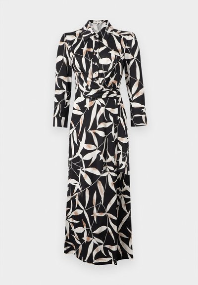 Μαύρο μακρυμάνικο φόρεμα τύπου wrap με λευκό και ταμπά αφηρημένο σχέδιο φύλλων, γιακά με κουμπιά και μήκος μέχρι τη μέση της γάμπας σε απλό φόντο.