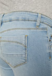 MAMALICIOUS MLSAVANNA  - Calças de ganga de corte skinny - light blue denim