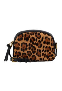 Kabelka přes rameno s leopardím potiskem, která má měkký, texturovaný povrch, černé kožené detaily a zlatý přezkový spon na nastavitelném popruhu.