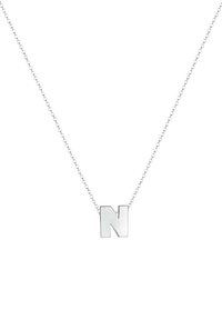 Sølvhalskæde med en stor kapital "N" vedhæng, med en delikat kæde og poleret finish. Enkel og moderne design.