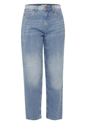 Hellblaue Denim-Jeans mit relaxter Passform, Fünf-Taschen-Design und braunen Knopfdetails. Mit ausgebleichten Bereichen und subtiler Textur.