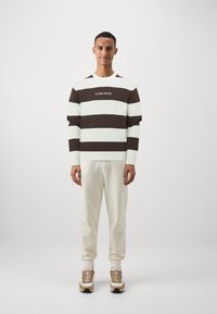 Guess Jeans STRIPED - Strickpullover - regal brown/warm