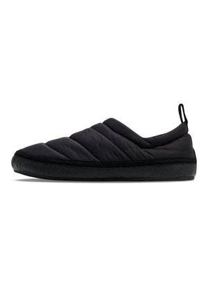 Sort polstret slip-on tøfler med tyk sål og hæltræk, designet til indendørs komfort og nem påtagning.