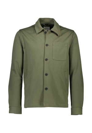Chaqueta exterior de color verde oliva, fabricada en un tejido suave, con cierre de botones en la parte frontal, un bolsillo en el pecho, dos bolsillos laterales y mangas con puños.