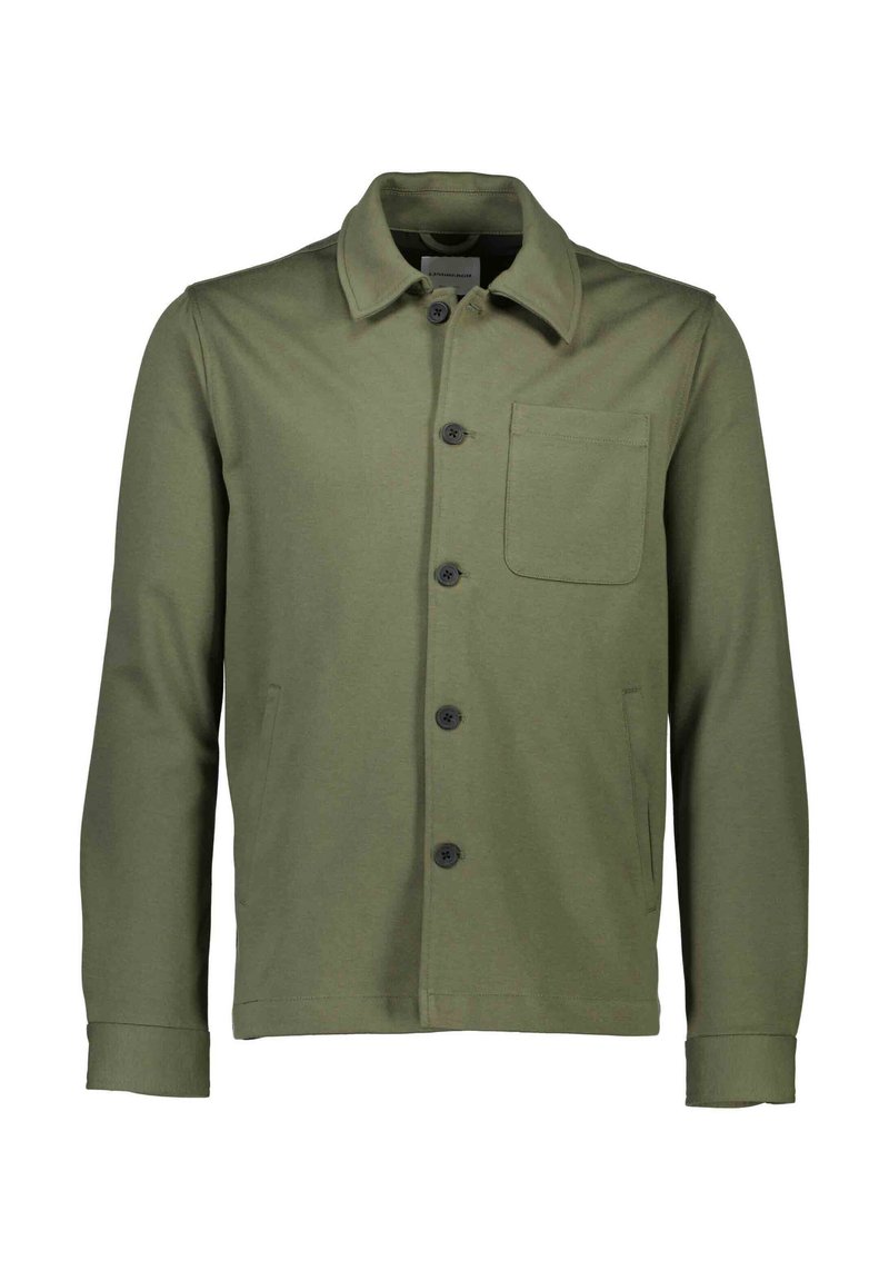 Chaqueta exterior de color verde oliva, fabricada en un tejido suave, con cierre de botones en la parte frontal, un bolsillo en el pecho, dos bolsillos laterales y mangas con puños.