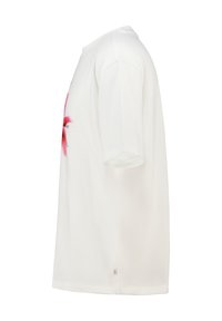 Camiseta de algodón blanca con mangas cortas, cuello redondo y un diseño gráfico frontal en colores rosa y rojo. Parte trasera lisa, ajuste estándar.