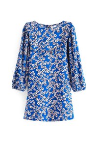 Kwiatowa sukienka z niebieskiego materiału, z długimi bufiastymi rękawami, okrągłym dekoltem i falbaną na klatce piersiowej z białymi i różowymi wzorami kwiatowymi.