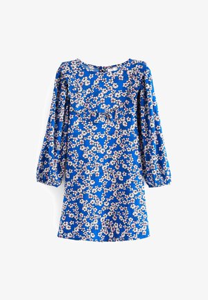 Květinové šaty z modré látky, s dlouhými nabíranými rukávy, kulatým výstřihem a volánkem na hrudi s bílými a růžovými květinovými vzory.