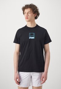 ASICS COURT CORE GRAPHIC TEE - T-shirts print - performance black