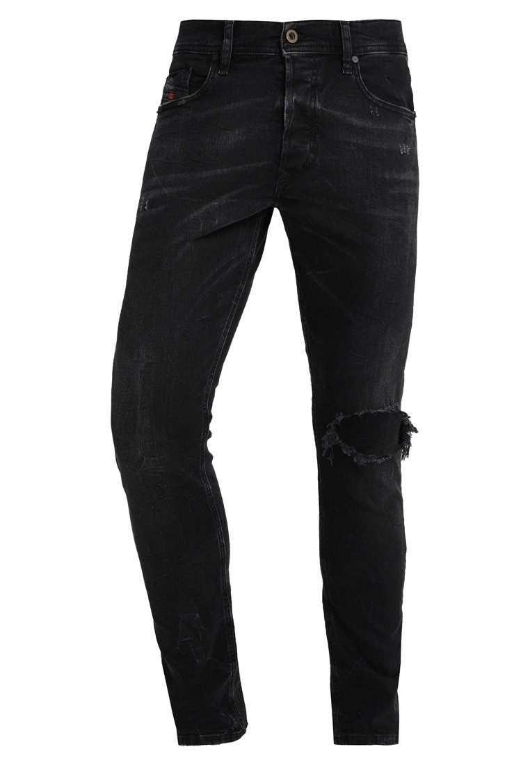 Vaqueros de denim negro con corte ajustado, diseño desgastado, rasgadura en la rodilla derecha y estilo tradicional de cinco bolsillos.